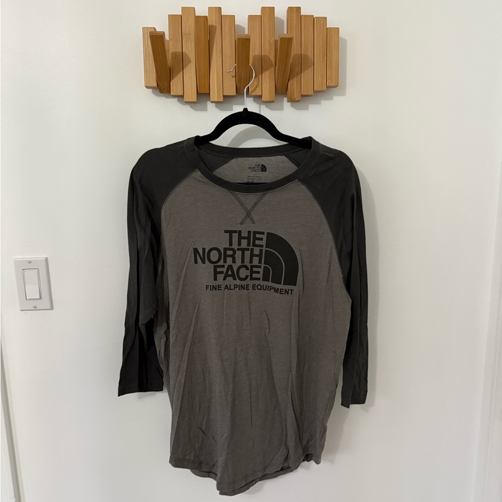 Men’s The North Face Black and Gray Standard Fit Shirt, Size M